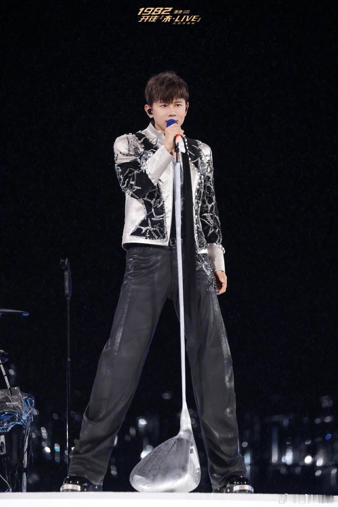 张杰演唱会屏幕体验 被张杰演唱会屏幕圈粉！裸眼3D巨幕，画面切换丝滑，歌声和影像