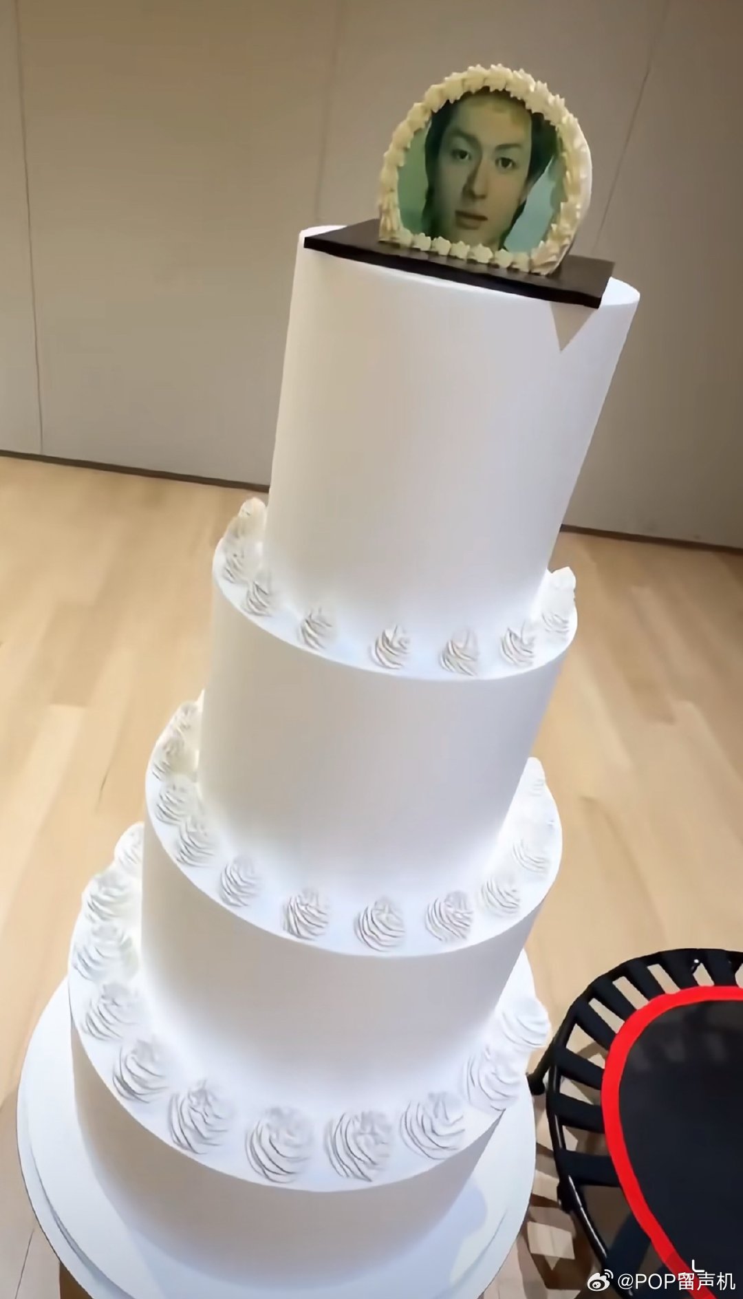 这什么雷霆蛋糕..... 