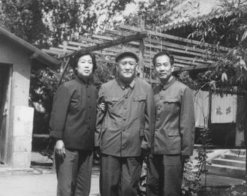 1949年12月25日，国民党中将李振率部投诚，在谈判桌上，发现解放军干部个个年