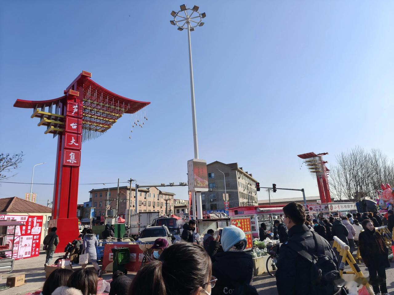 天津市宁河县的芦台大集火起来不是没有缘由的。
看看这个铺天盖地的造势，还有便宜的