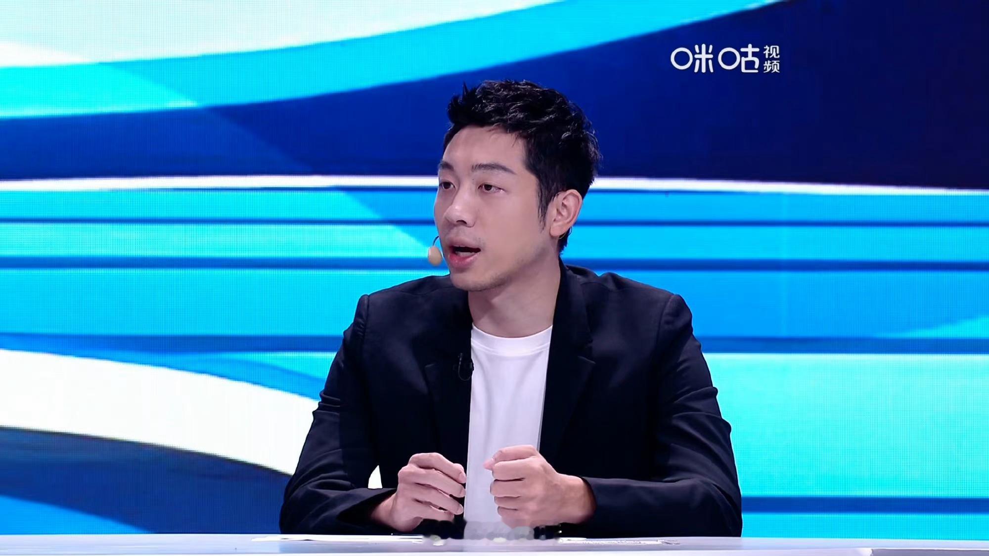 #许昕解说#哈哈哈今天穿的挺板正啊！解说说的还都是大实话，太实诚了，哈哈，许昕还