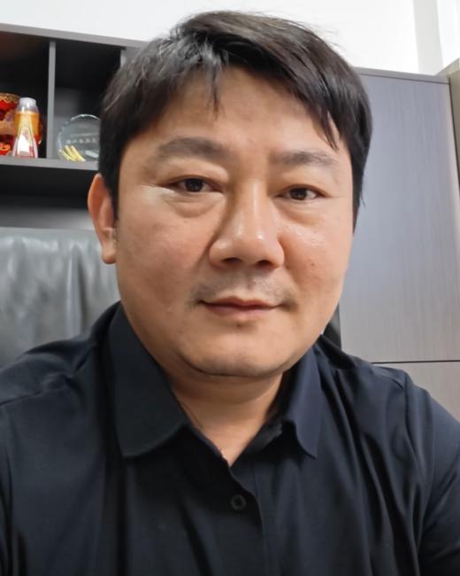 张雪团队现在应该已经意识到了。

他虽然在机车领域上有所成就。

但他身上存在一