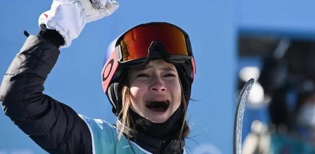 美国副总统公开点名谷爱凌：别忘了谁养的你！这话够狠，没想到谷爱凌的回应更狠，直接