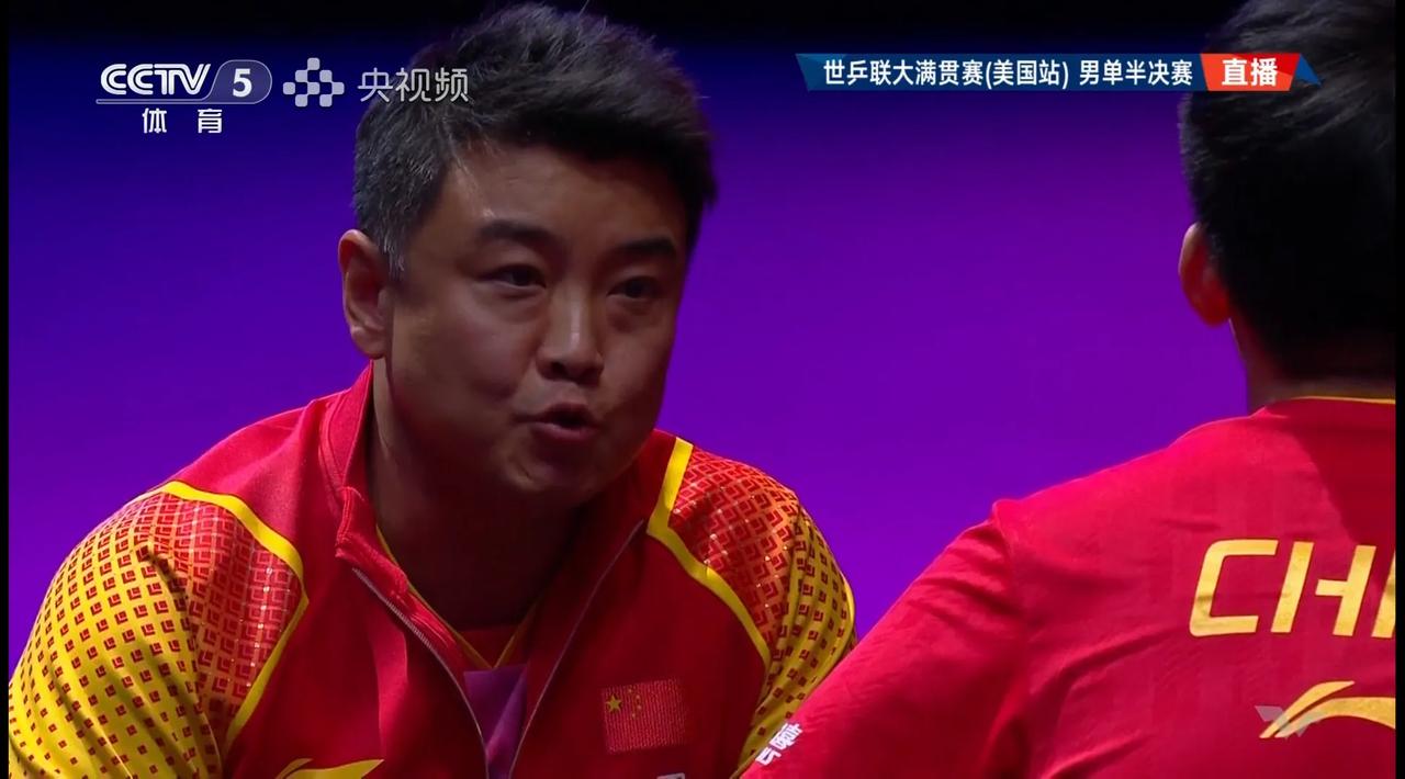 又气又爱！
上一秒还让“小石头”站着听训，下一秒又
赶紧站起身来，腾出自己的位置