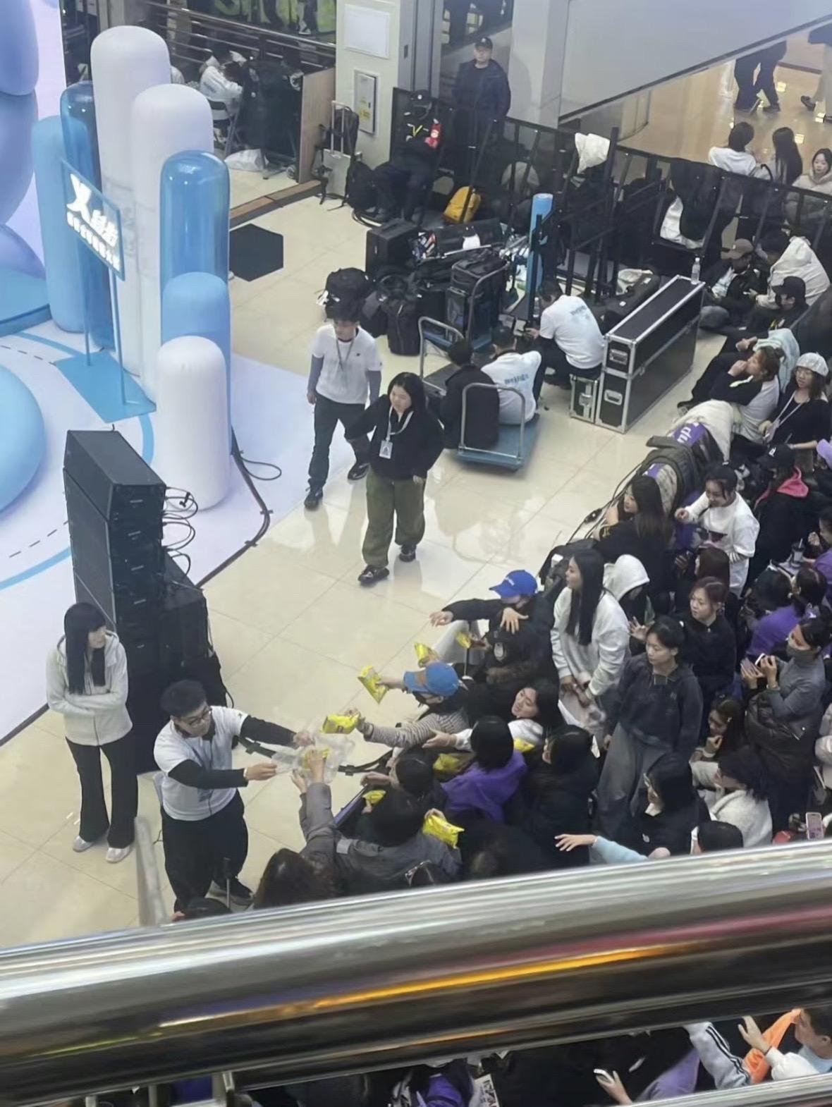 欧亚卖场现场还给粉丝发了乐事薯片！！是我们潜机种的土豆子炸的吗