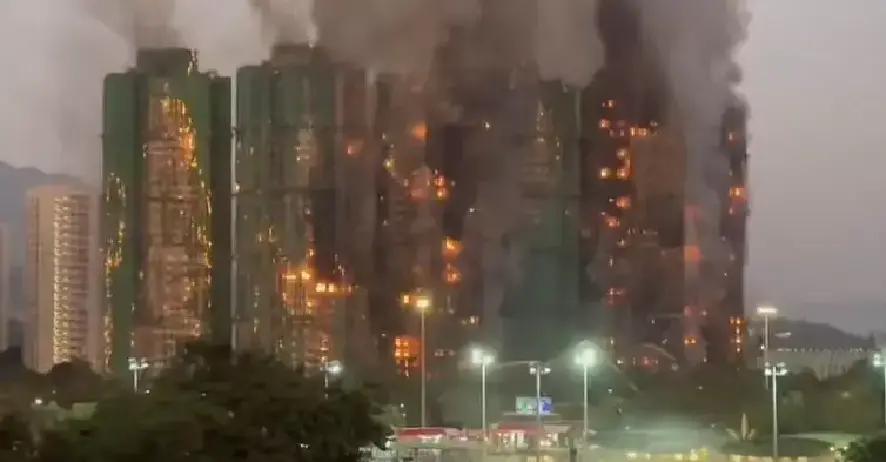 香港大楼火灾，给我们普通人提了三个醒。
一、买房的话，不管是什么原因都不要去买老