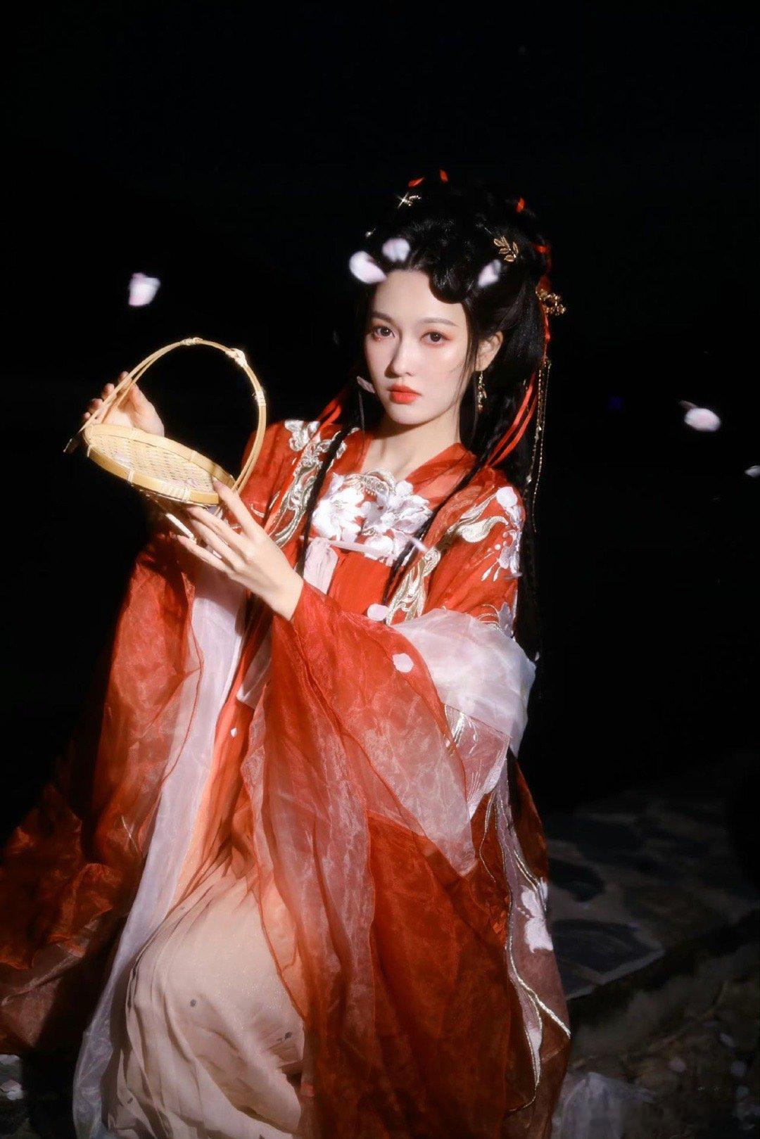 直球追爱天花板非大黄丫头莫属！借着各种由头牵小手、贴贴贴，直白告白毫不含糊，陆婷