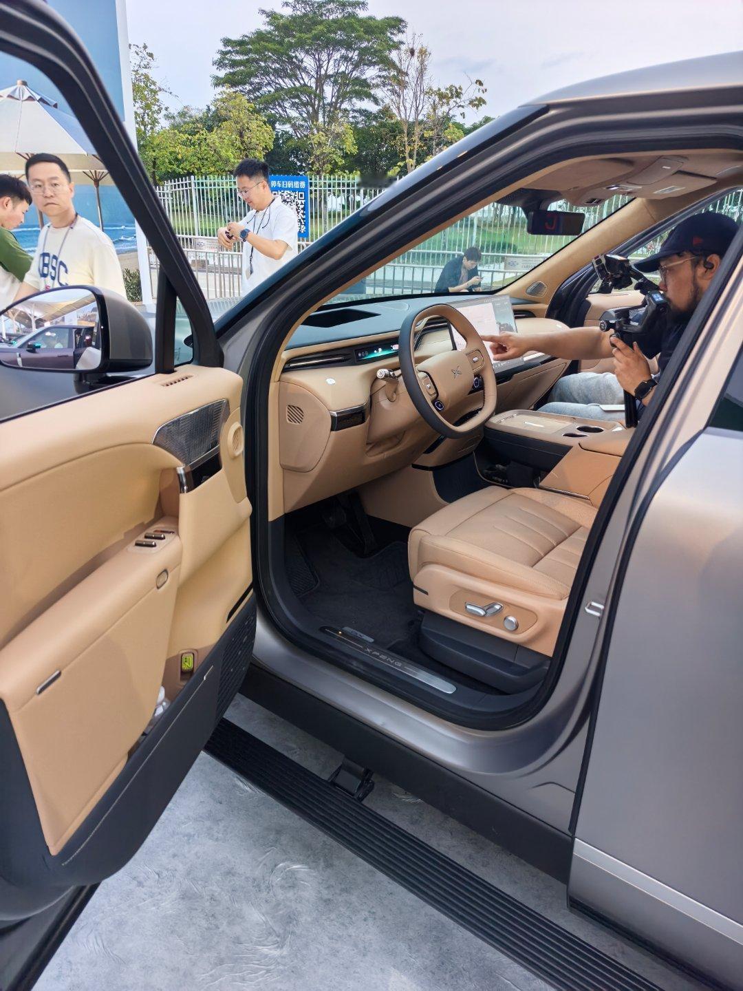 小鹏变大了，而且不是一般的大！内饰变得大气了，这个车门装饰风格我是真喜欢啊，又科