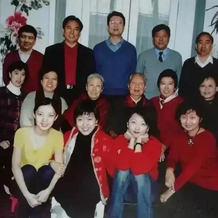 华国锋全家福
华国锋（原名苏铸）和夫人韩芝俊共育有四名子女：长子苏华、次子苏斌、