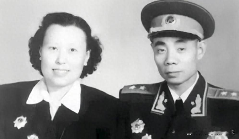 吴信泉将军膝下八子四女，总理幽默一语逗笑全场，毛主席由此忍俊不禁开怀大笑

19