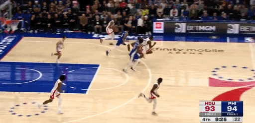 涨球了！阿门这记传球真妙啊！
在今天NBA常规赛火箭对阵费城的第四节比赛中，阿门