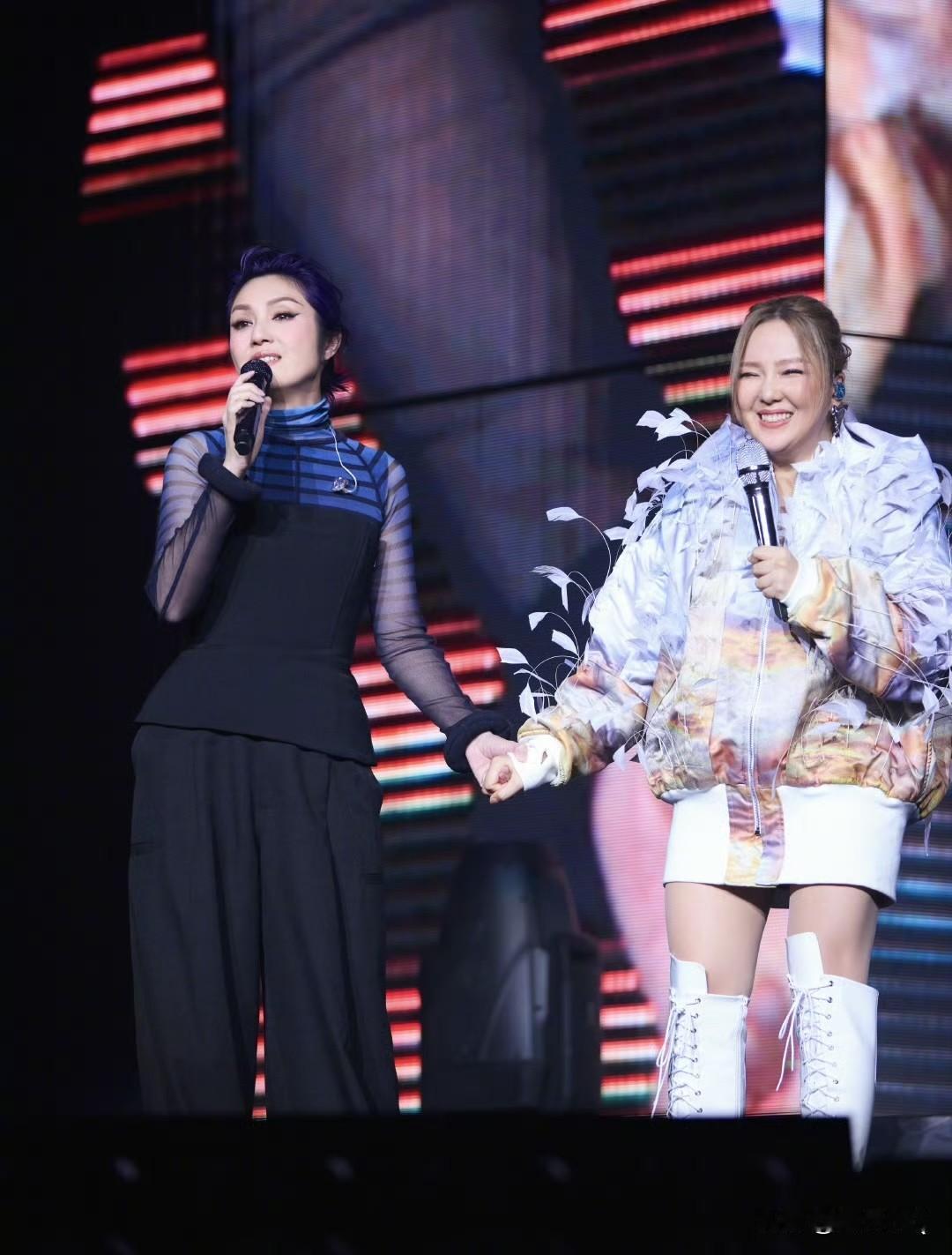 卫兰和杨千嬅都是30年的挚友了，岁月如梭，如今依旧笑谈当年事，情谊如初。