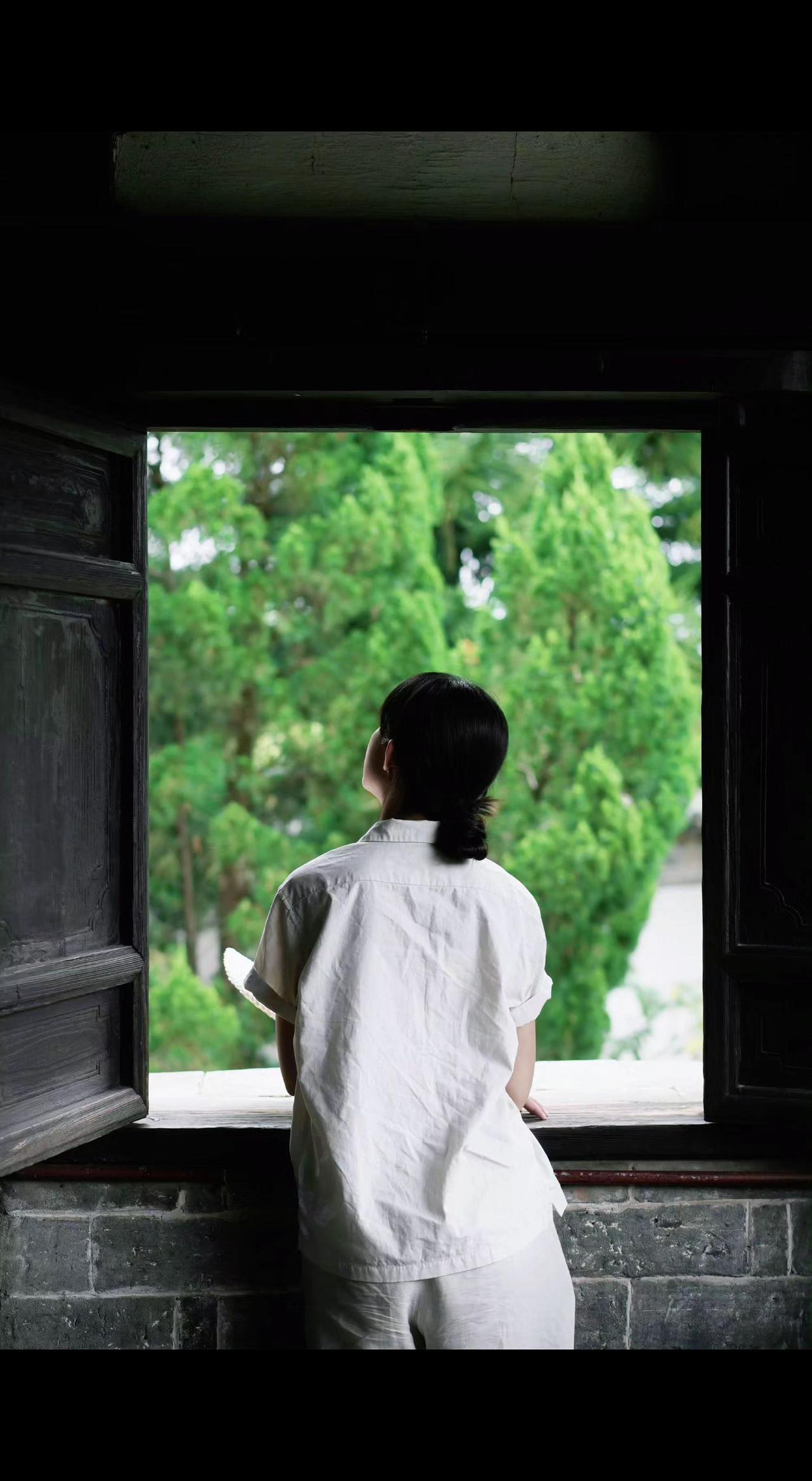 🪟木窗框住一整个夏天🌿 白衣胜雪，青柏如浪 偷得浮生半刻闲