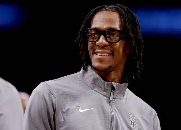 战术鬼才隆多要把自己的天赋带到NBA教练席吗？
Stein：隆多和马刺助教斯威尼