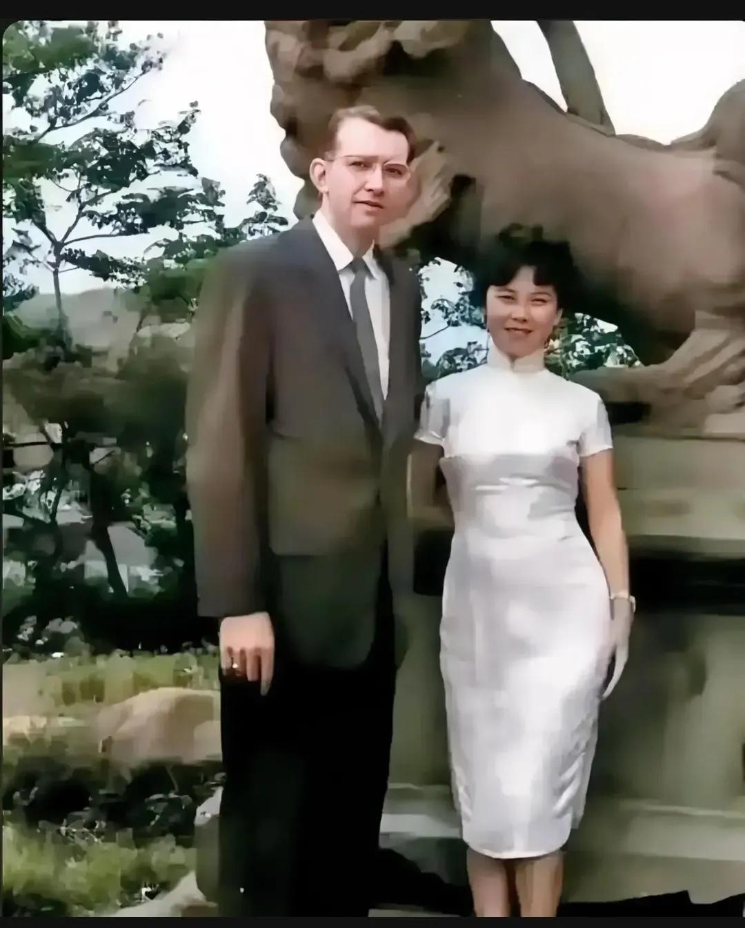 50年代，费翔的父亲和母亲毕丽娜，一张罕见的留影，从他们的形象可以推测出费翔的身