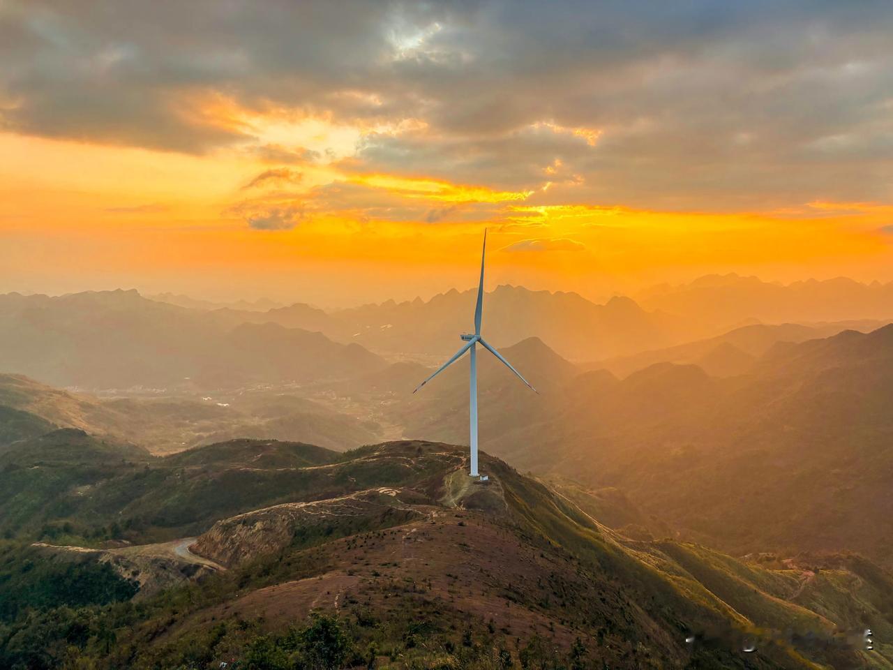 八界山风力发电场，位于广东东清远市的阳山县。一望无际的喀斯特山峰，山头上矗立着无