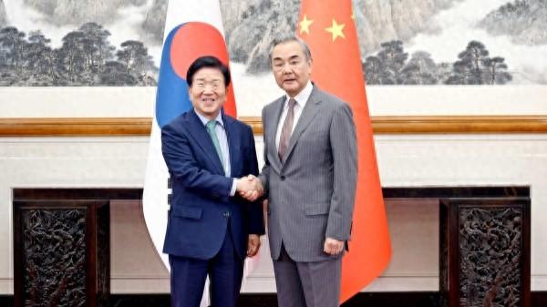 亲笔信已转交，韩国代表团见火候已到，向王毅道出此行终极目的
 
亲笔信交到王毅手