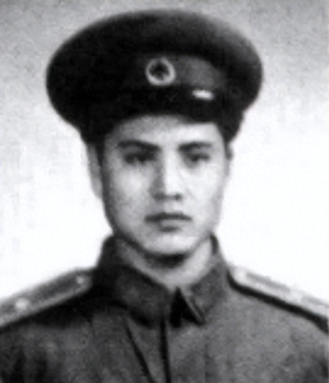 1961年参军来到石家庄高级步兵军校，经过严格训练，三年后终于被授予少尉军衔！