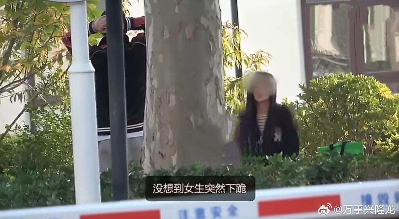 张铭恩解释女友下跪张铭恩街头和女友激烈争吵，网传女方两次下跪，他发文解释只是坐在