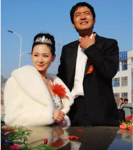 演员郭晓东说：“最近这些年，我很少回老家，但每次回去，我妈都会告诉我，你去谁家看