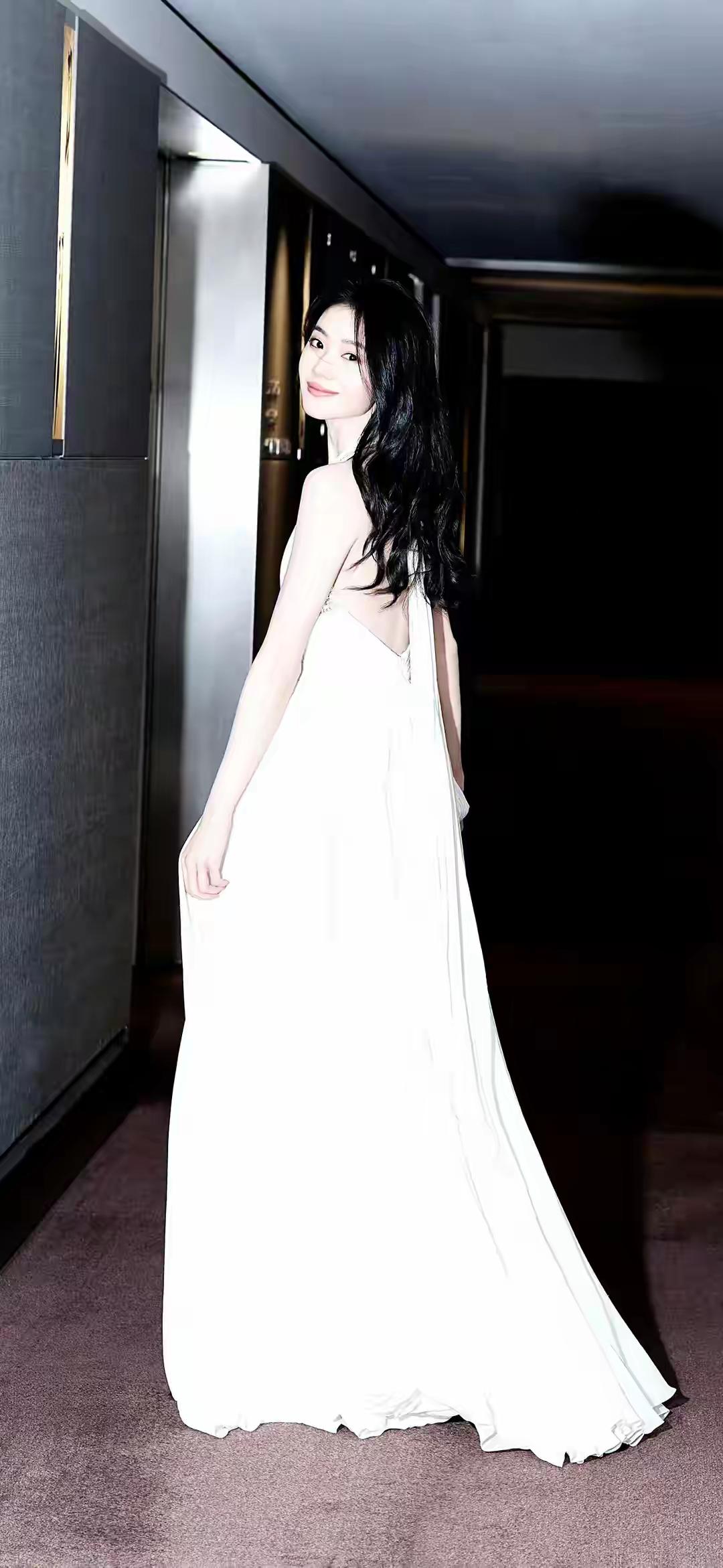 优雅白裙，漫步时光，尽显迷人风采。女生怎么穿搭会看上去很优雅