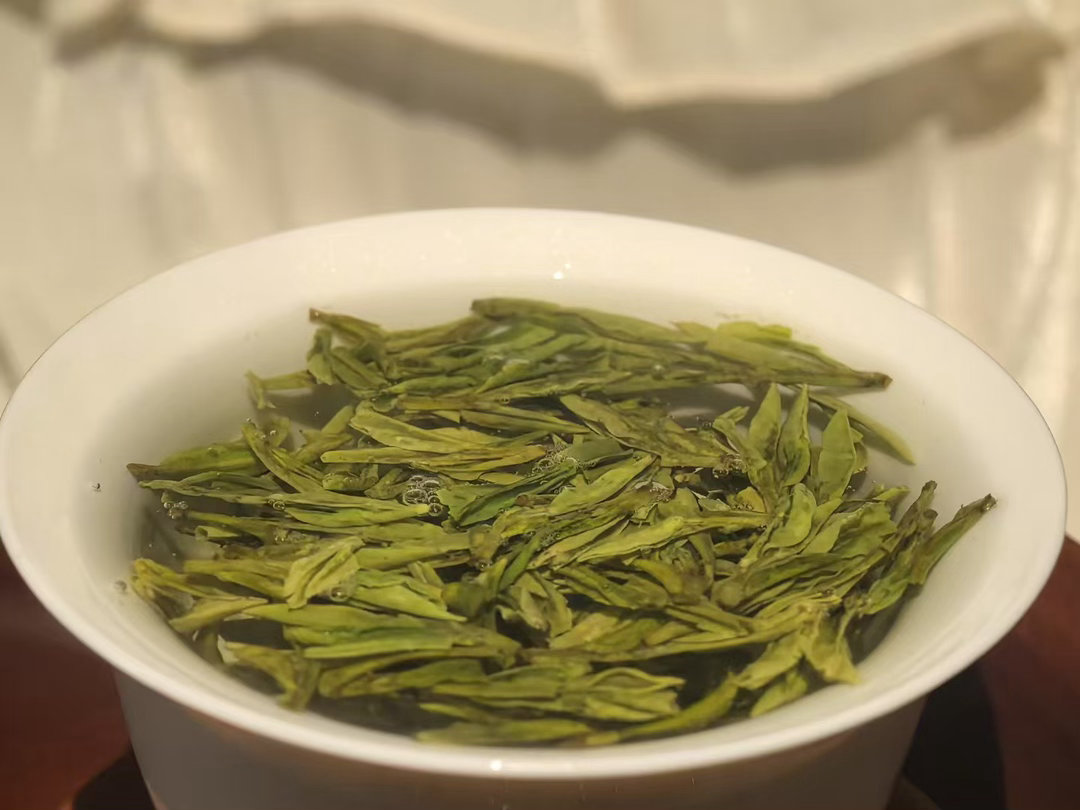 茶道  🍵春茶讲究的是一个"鲜"字，就像这多变的春天🍃，虽然潮湿闷热，却也充