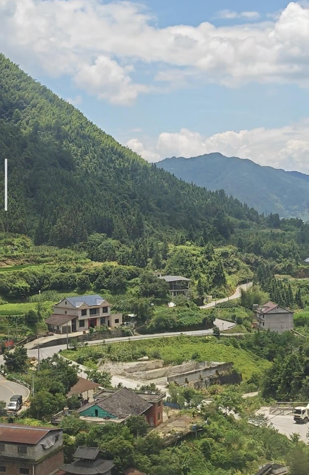高铁在崇山峻岭间穿行，过了桥就是隧道，过了隧道就是桥，这片土地我再熟悉不过了，它