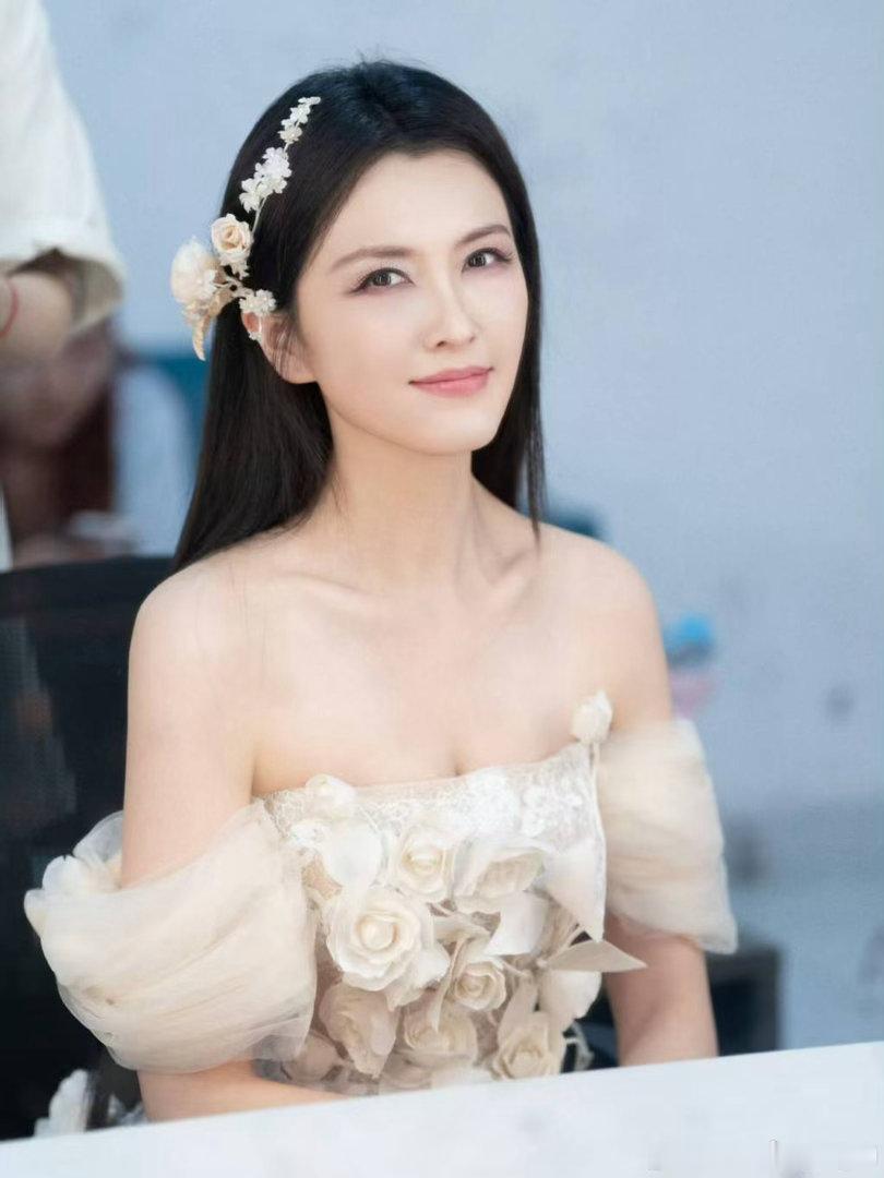 徐洁儿徐洁儿跳广场舞的年纪跳女团舞咱就是说看得太过瘾啦🥳徐洁儿一上场直接掌控全