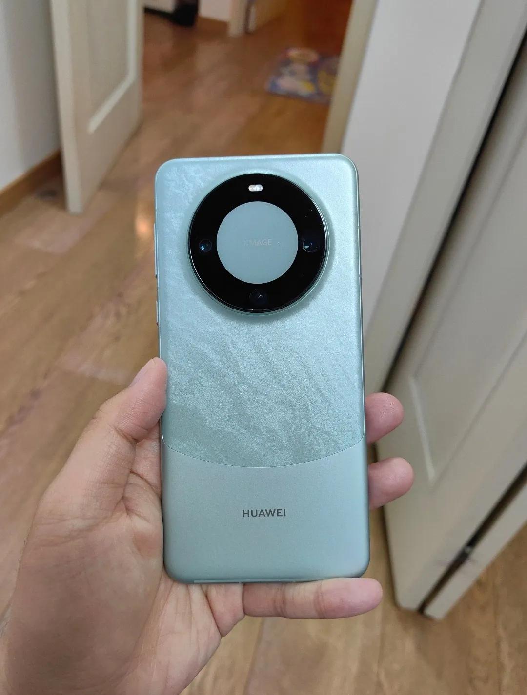 用了蛮久的mate60Pro了，跟大家说实话这个手机硬件真的不咋滴，照相和续航也