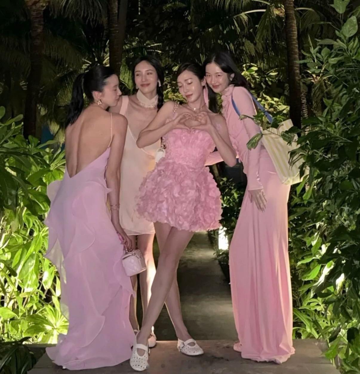 王紫璇Jessica海边相拥王紫璇Jessica一起旅行 四年了郑璇大旗依然屹立