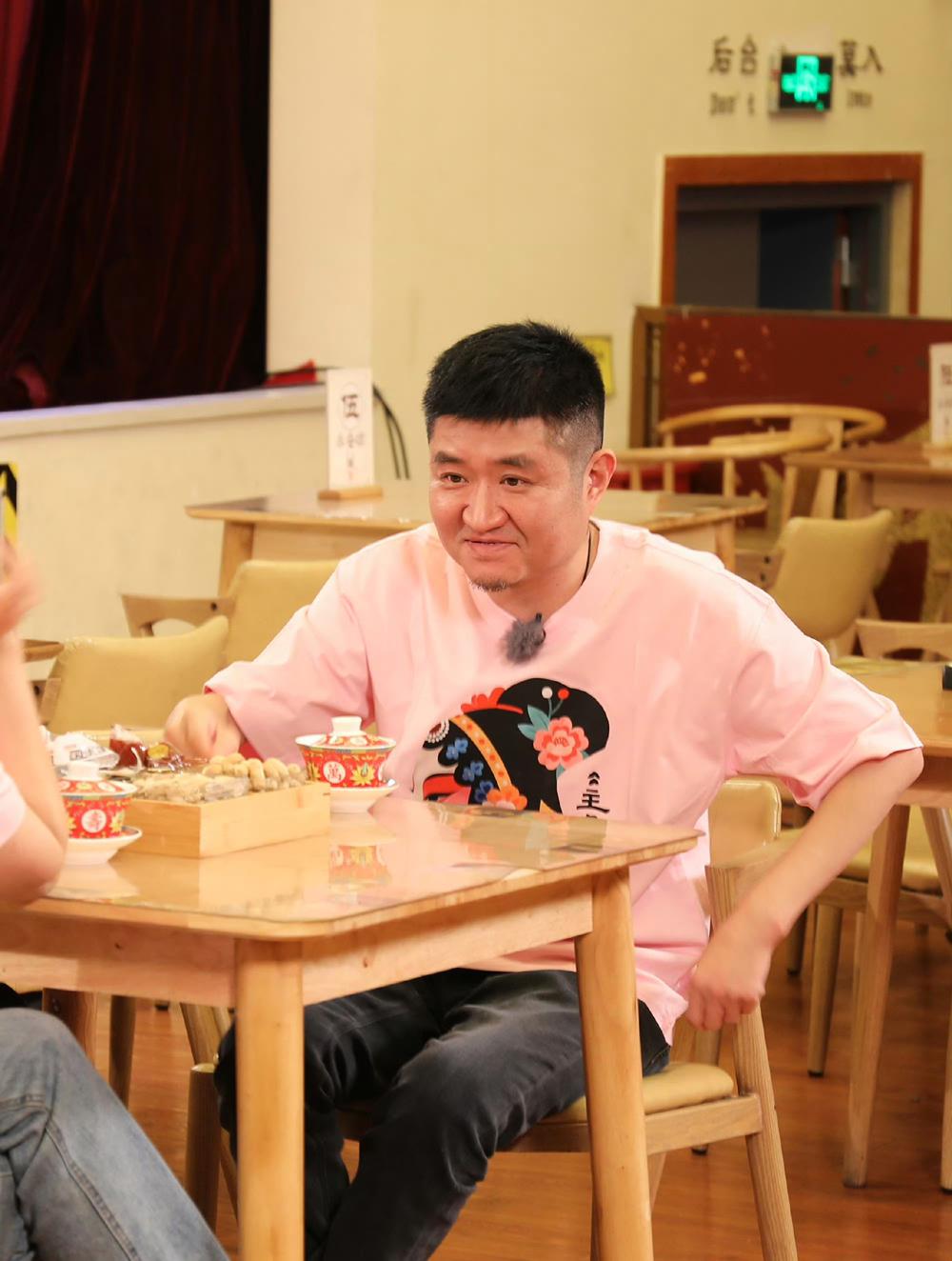 【著名相声演员苗阜宣传出演电视剧，郭德纲宣传巡演，格局高低立见！】
近日，著名相