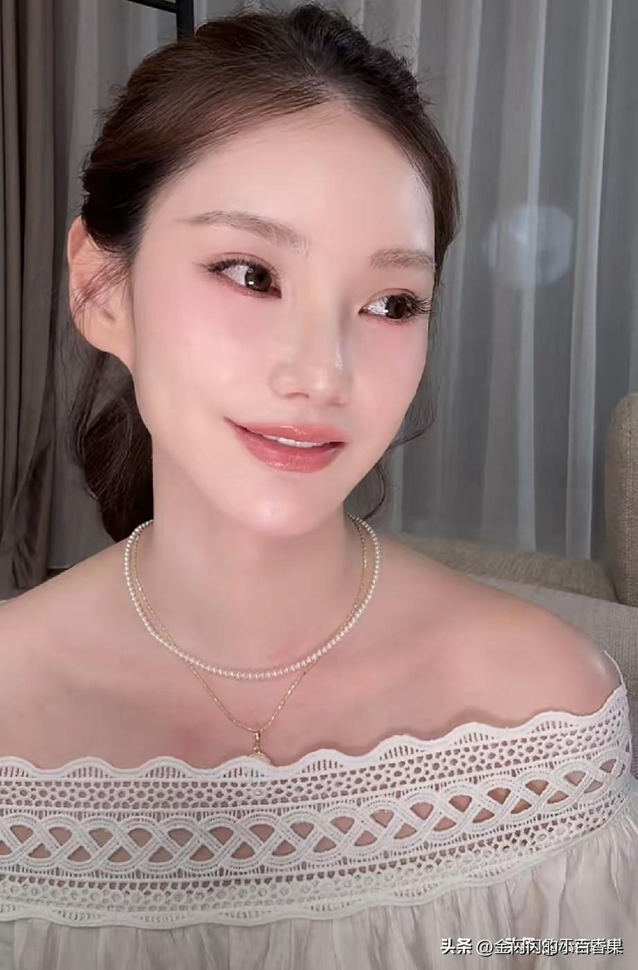 马晓梅性格接地气出手还阔绰要不🉐直播间人气次次拉满。你们看马筱梅这人是真敞亮，