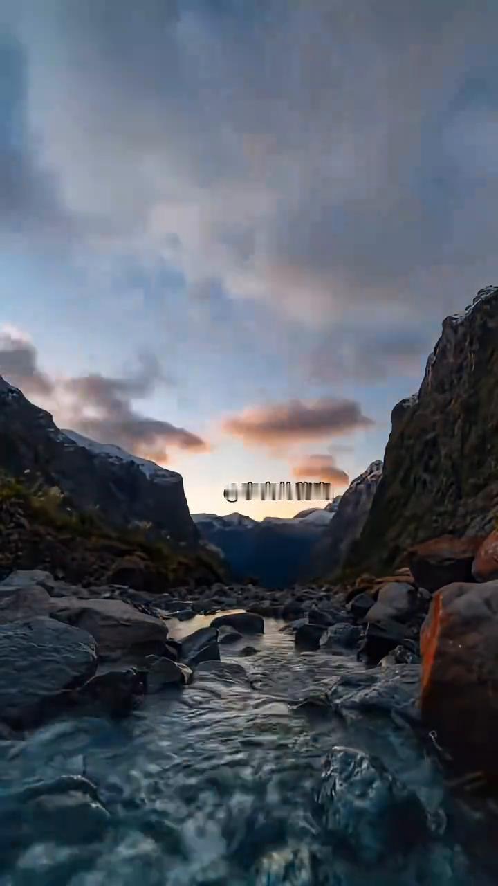 为了拍到地球自转，我把相机扔在野外山谷一整夜，拍下震撼无比的景象。
宇宙的秘密。