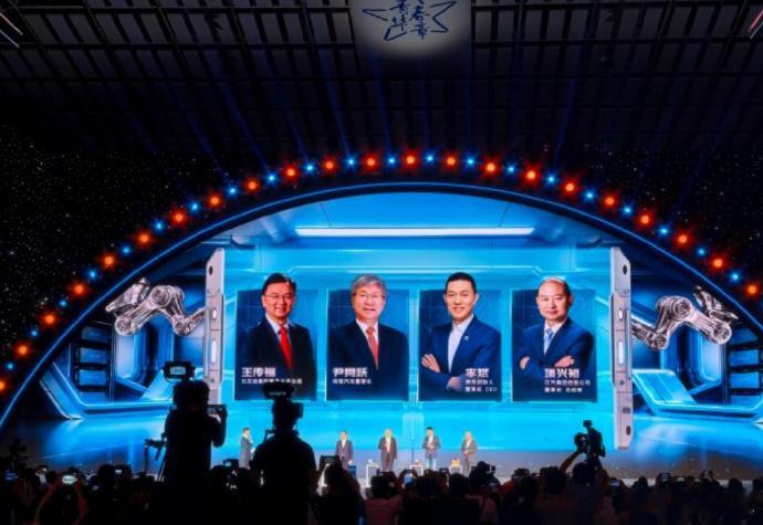 安徽造车F4齐聚中国科大 9 月 6 日晚，一场大思政课活动在中国科大上演，比亚