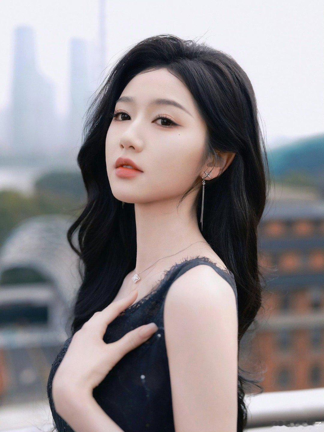 岳雨婷爸爸因破产头发全白以前对她的印象就是演技挺好的现在觉得心态好！希望可以来拍