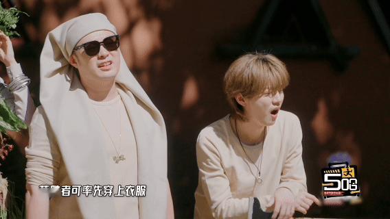 鹿晗真被装进麻袋里了 穿着麻袋蹦蹦跳跳的鹿晗，简直像个动画里的角色！他也太拼了吧