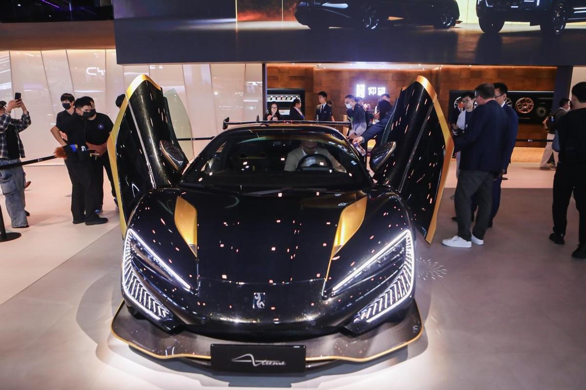 莱奥·桑切斯是巴西福布斯顶级富豪、职业赛车手，2025年10月从20多位巴西意向