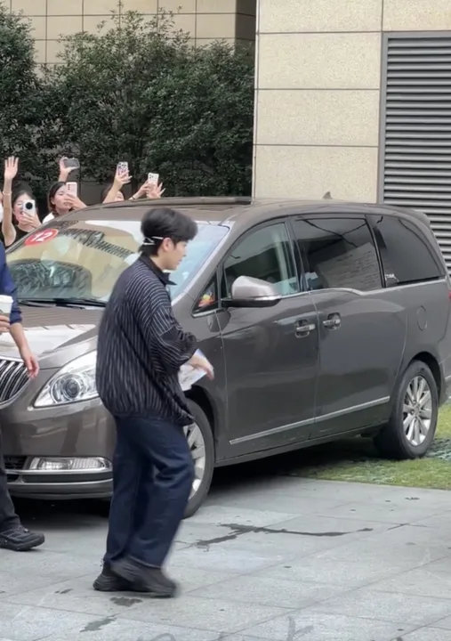 尤长靖手机掉了哈哈哈哈尤长靖的手机怎么也这么可爱！！尤长靖上车手机下车尤长靖都上