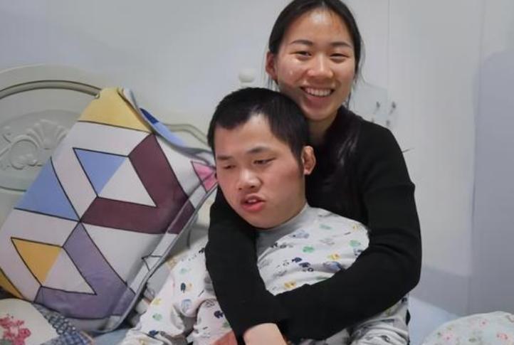 “我和弟弟过一辈子！”安徽省六安市，27岁的姐姐每晚都和23岁的弟弟同睡一床，亲