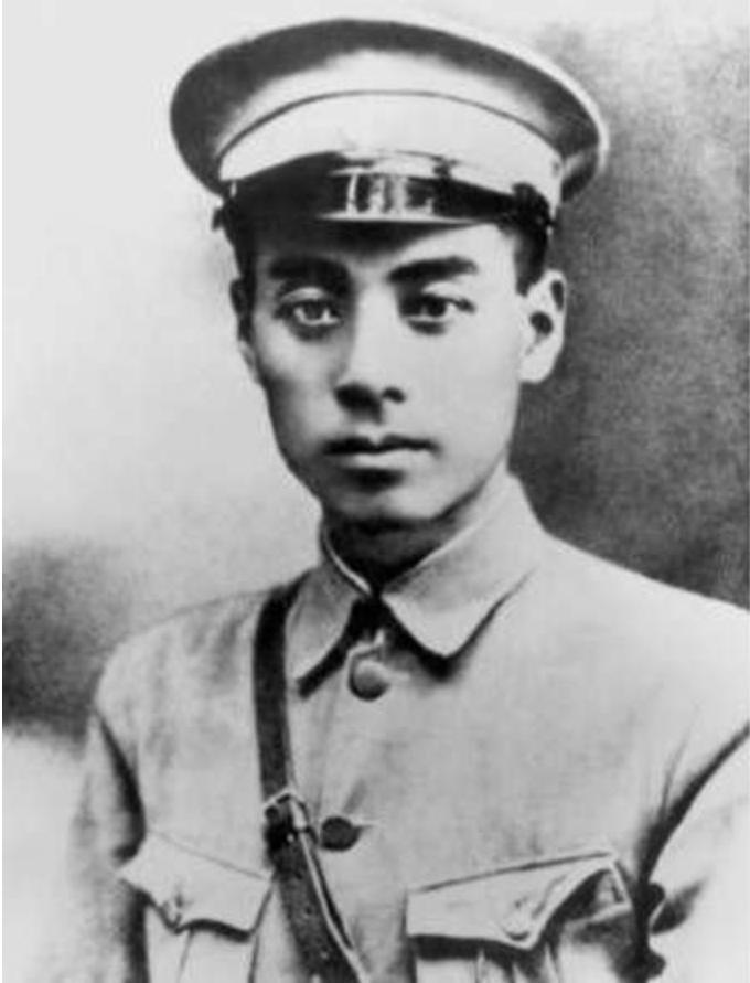 周恩来究竟有何魅力？被捕后黄埔学生敢冒死放水，老蒋特批240大洋月薪，宋美龄也感