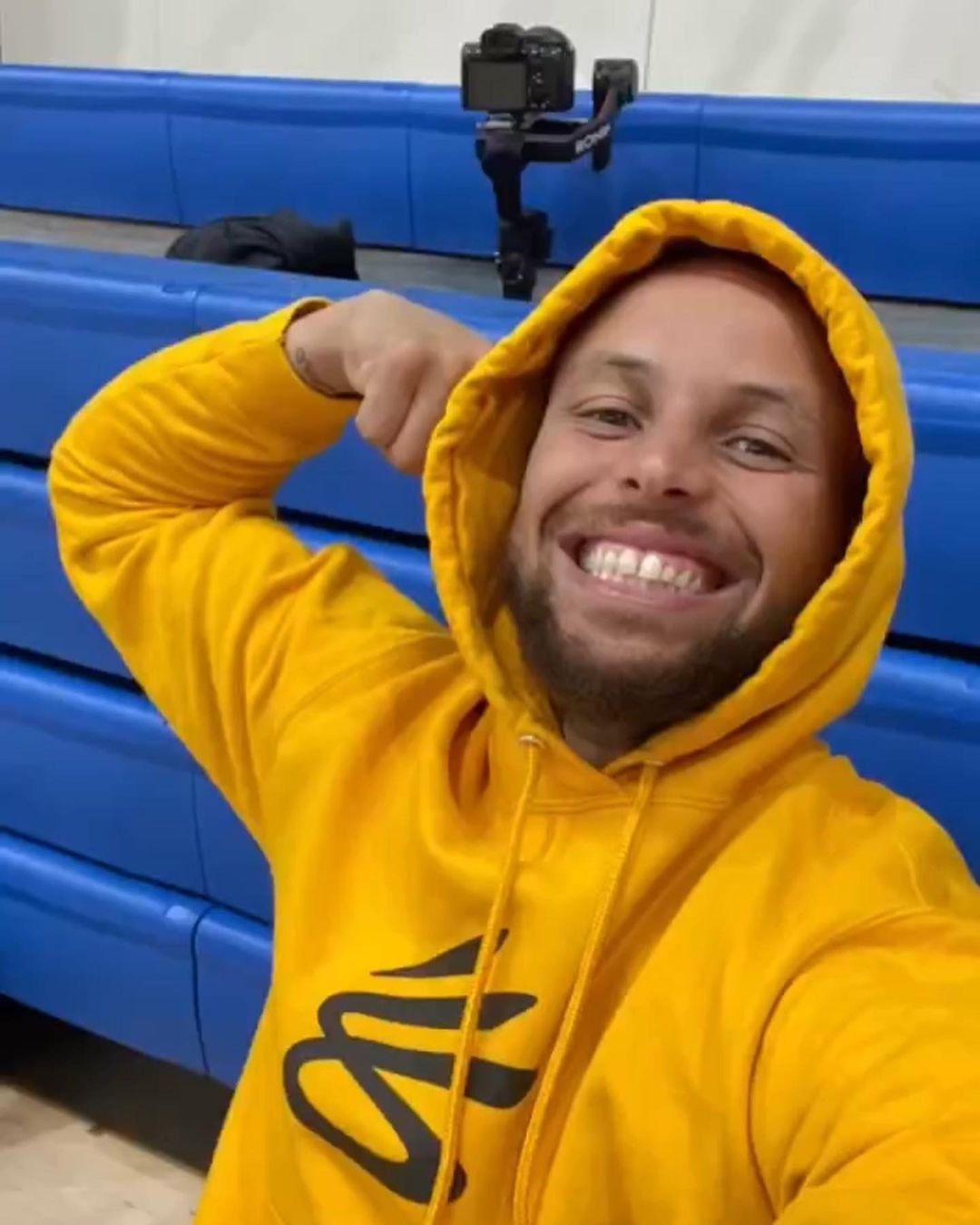 库里目前在NBA的合同赚了4.7亿这些年的UA差不多赚了3亿现在和李宁签约赚了4