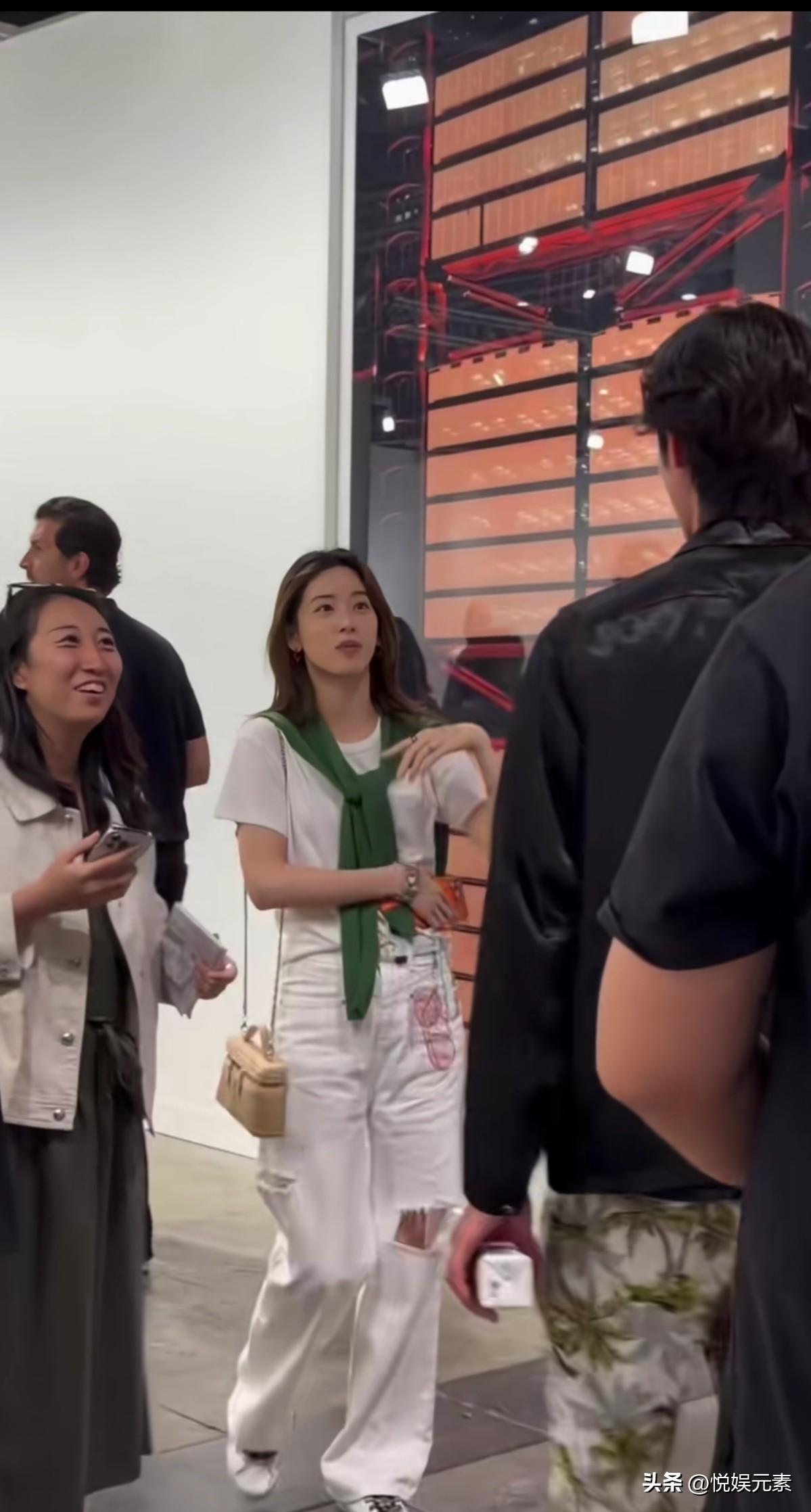 中国小甜甜，京东老板娘章泽天，
青春靓丽，一点也不像三个孩子的妈妈，
东哥的眼光