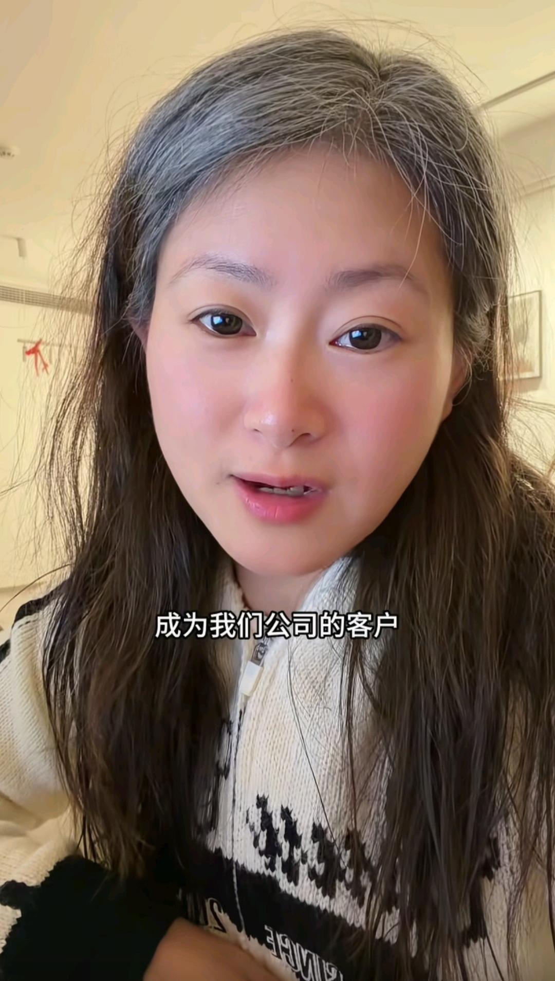 老公背叛！
闺蜜背叛！
儿子背叛！
一夜白头！
亲生儿子竟喊闺蜜（小三）妈妈！