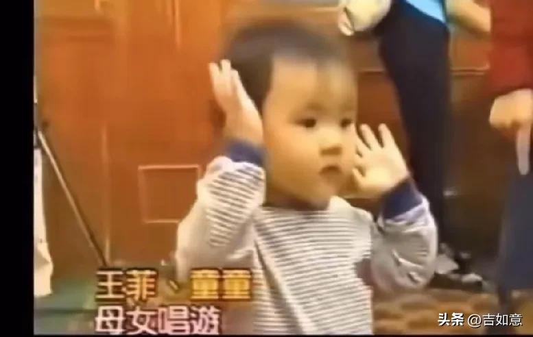 翻到王菲教窦靖童唱“哇哈哈”的视频，真给我惊到了。平时印象里，王菲那可是高冷女神
