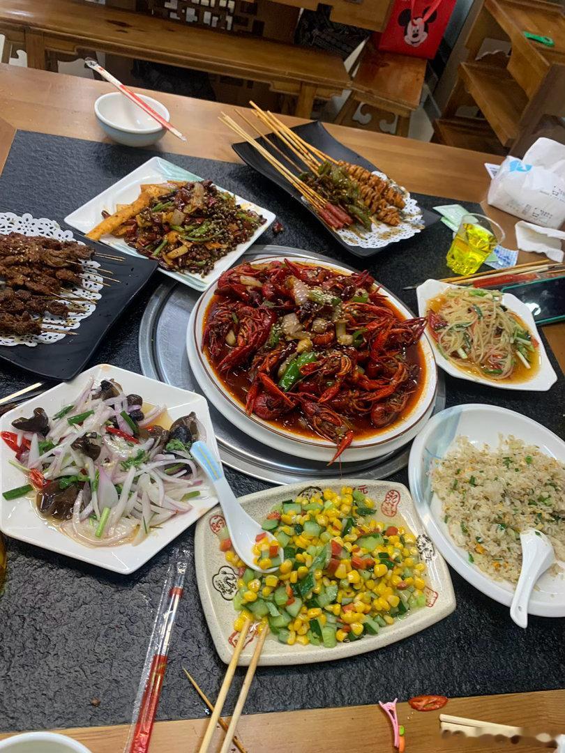 小县城的餐饮也太卷了吧，这一桌才98 