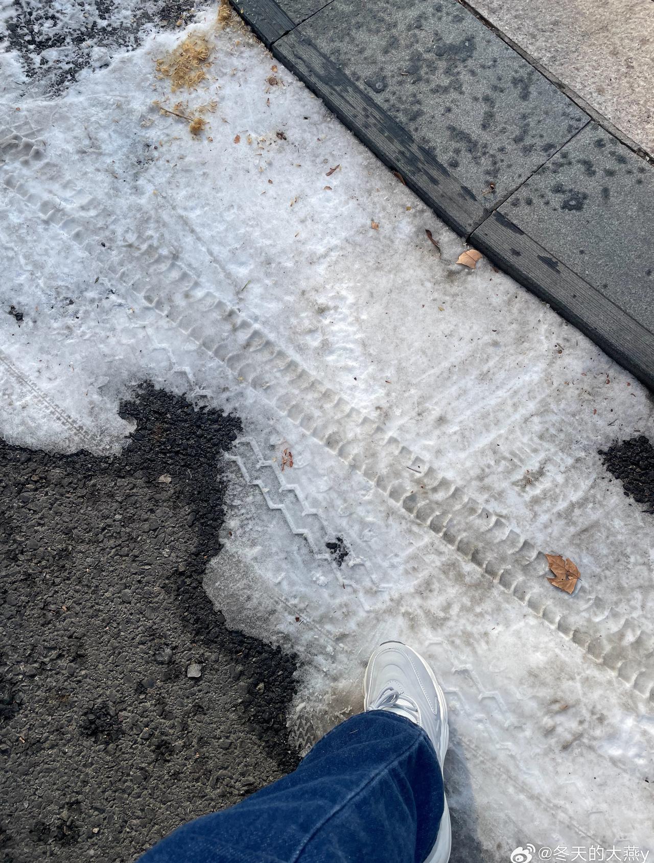 上次去北京在清华大学校园一角遗留的残雪.像翻开一本没写完的诗集。

残雪是春天的