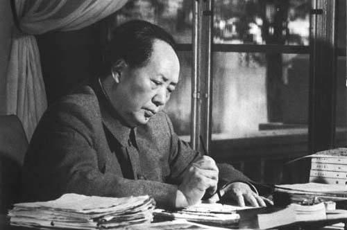 建国后，代总参谋长聂荣臻对工作人员说：毛主席管的事太多太忙了，事无巨细地都报上去