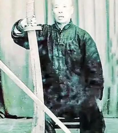 1944年7月，日军抓获一个79岁的老头和34名妇女，日军让老头看守妇女，他点头