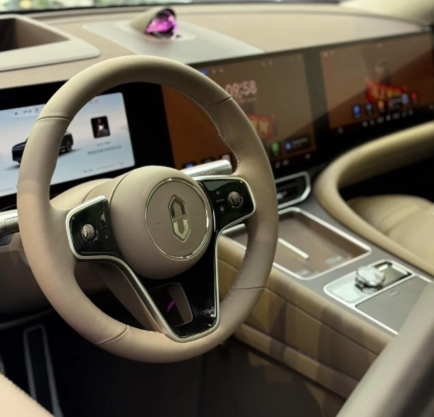 成本激增！赛力斯 张兴海：存储芯片涨价5倍，碳酸锂从8万涨至18万/吨，问界单车