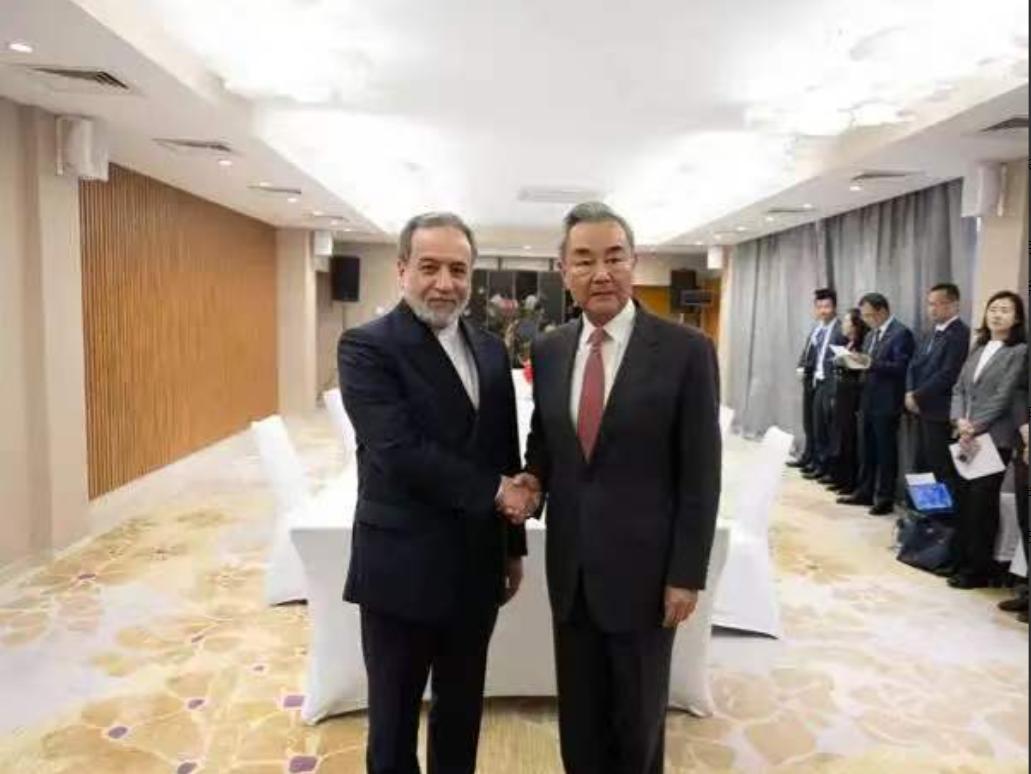 特朗普这话喊得前后不一
7月24日刚在社交平台发文
说相信中俄没向伊朗提供武器